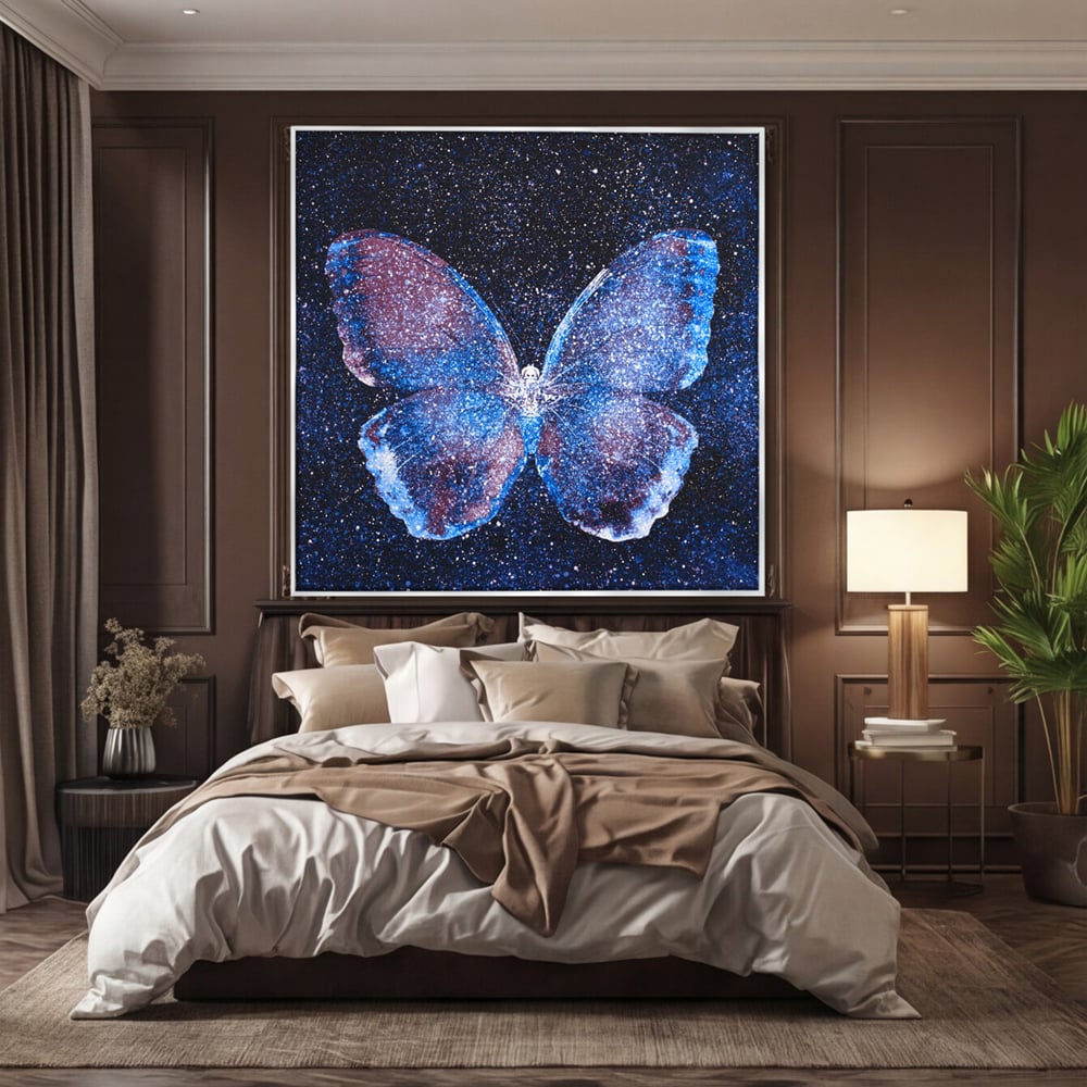 Tablou canvas cu tablou canvas cu fluture cosmic si stele, in rama de aluminiu argintiu, pe perete intr-un dormitor